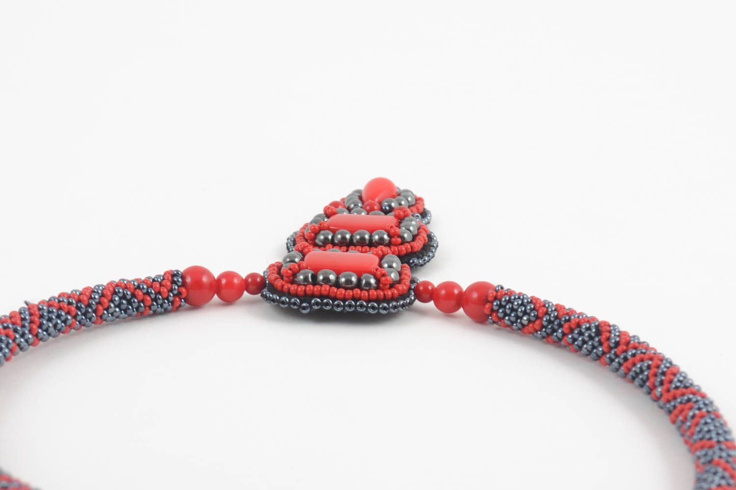 Колье из бисера украшение ручной работы красное ожерелье из бисера с подвеской фото 4