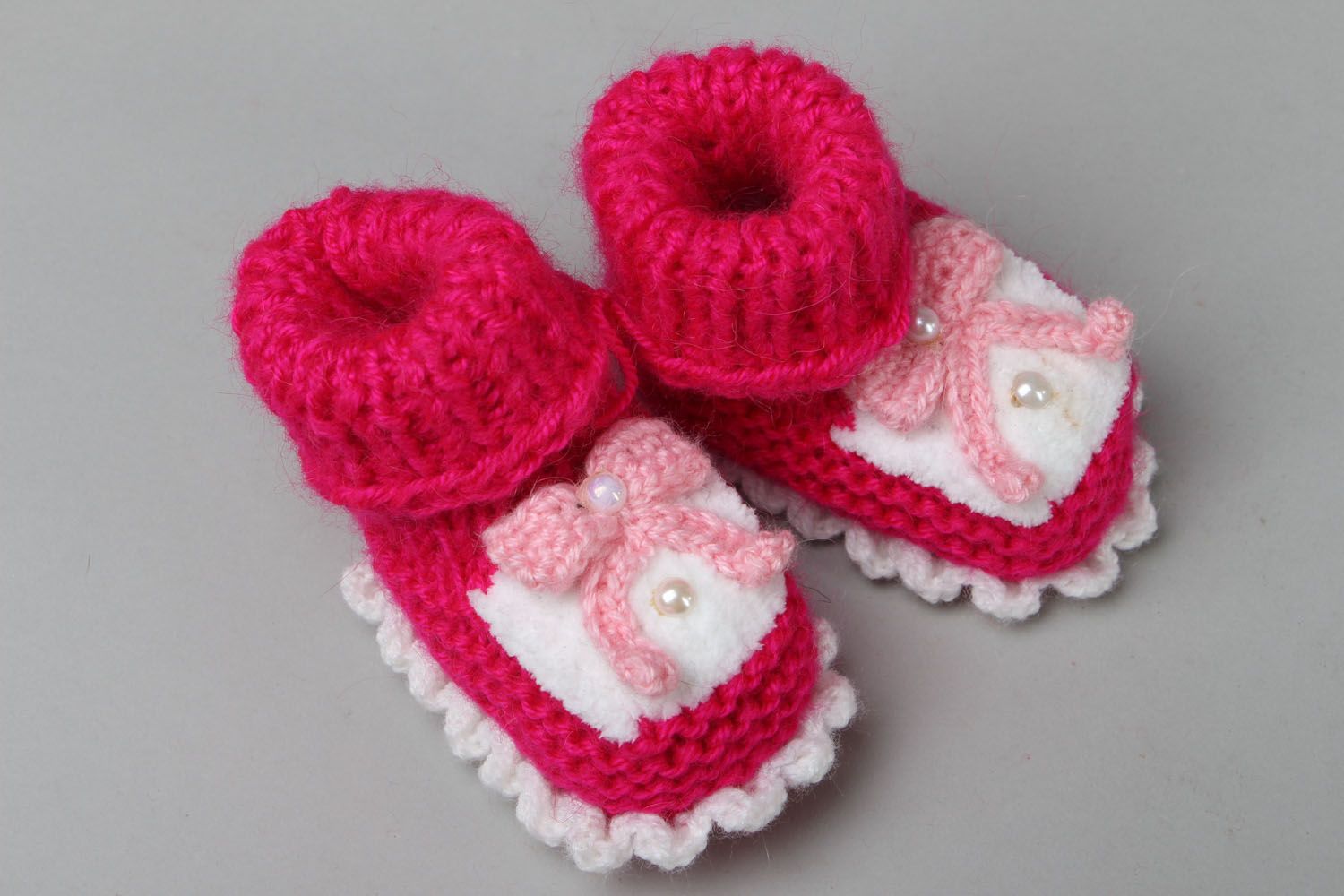 Knitted baby booties with bows photo 2