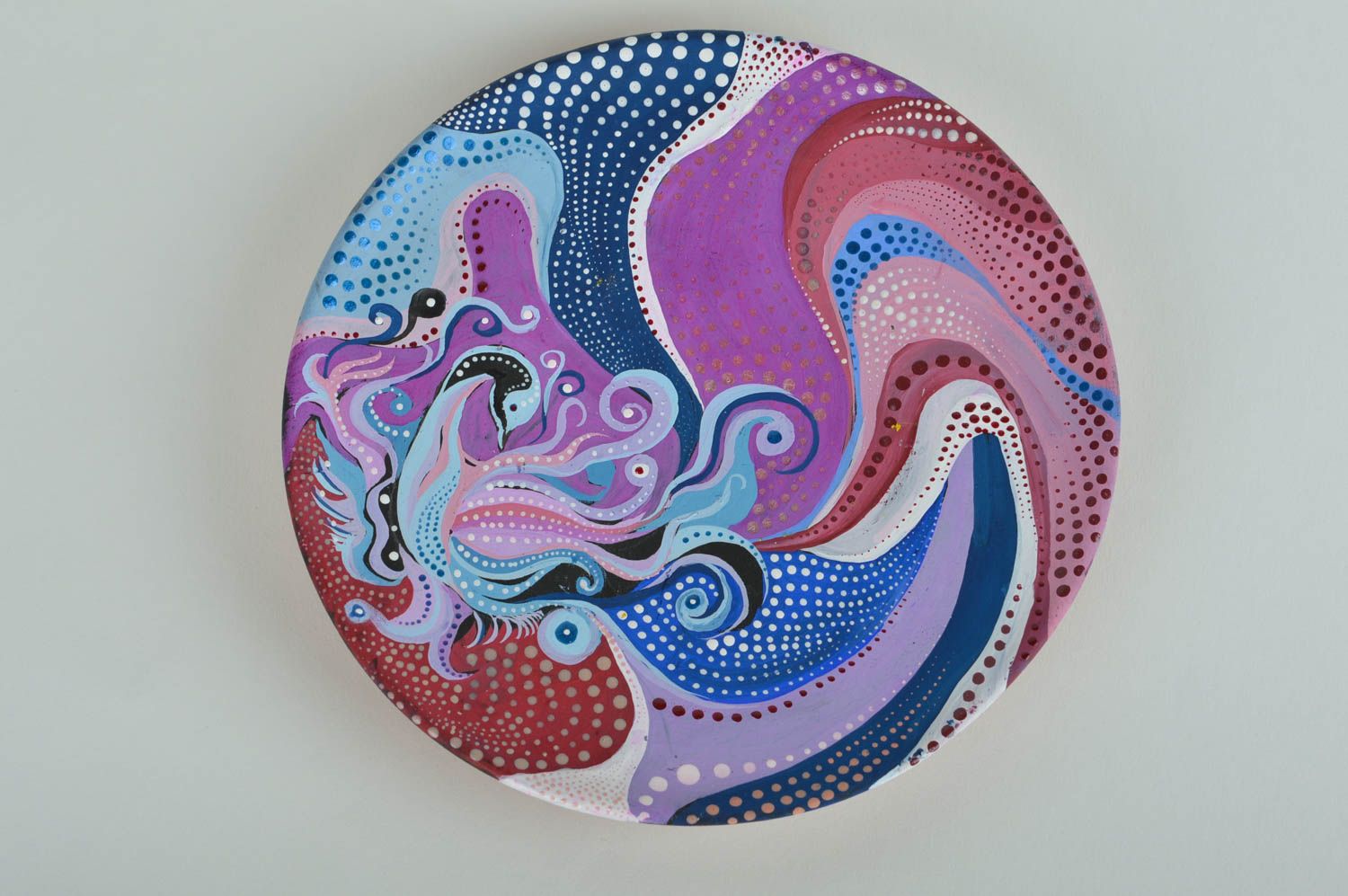Керамическая тарелка расписанная акриловыми красками декоративная ручной работы фото 3