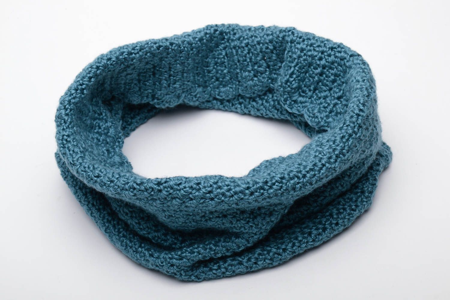 Теплый шарф-хомут вязаный крючком фото 4