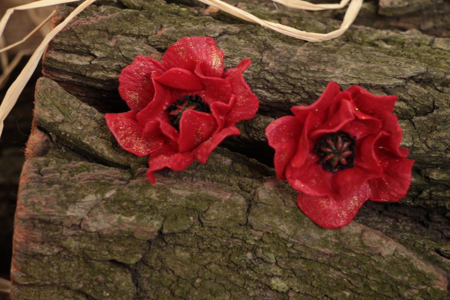 Handgemachte rote Blumen Ohrstecker aus Polymer Ton Metall Fourniture foto 1