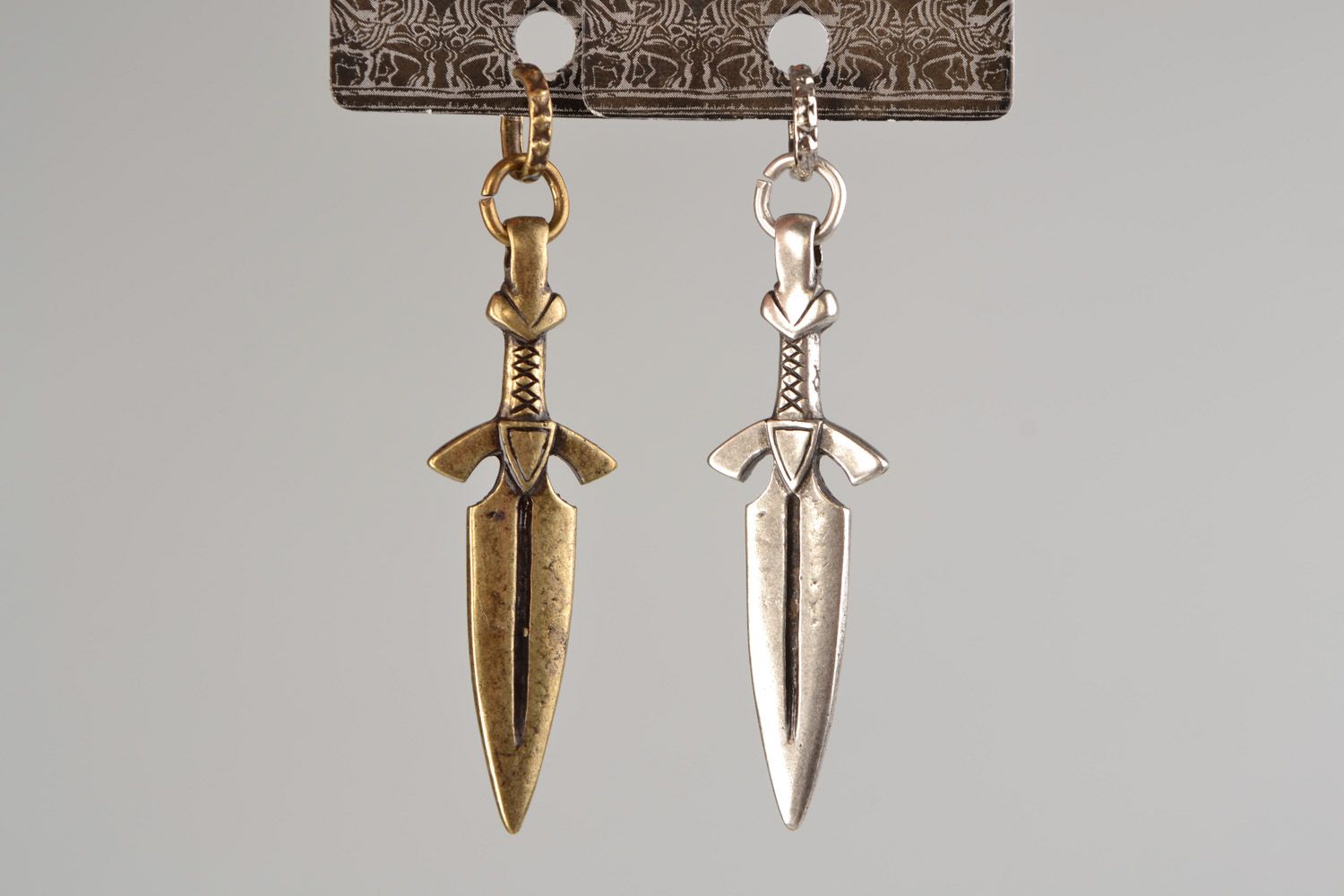 Set of 2 handmade designer metal neck pendants in the shape of knives unisex photo 3