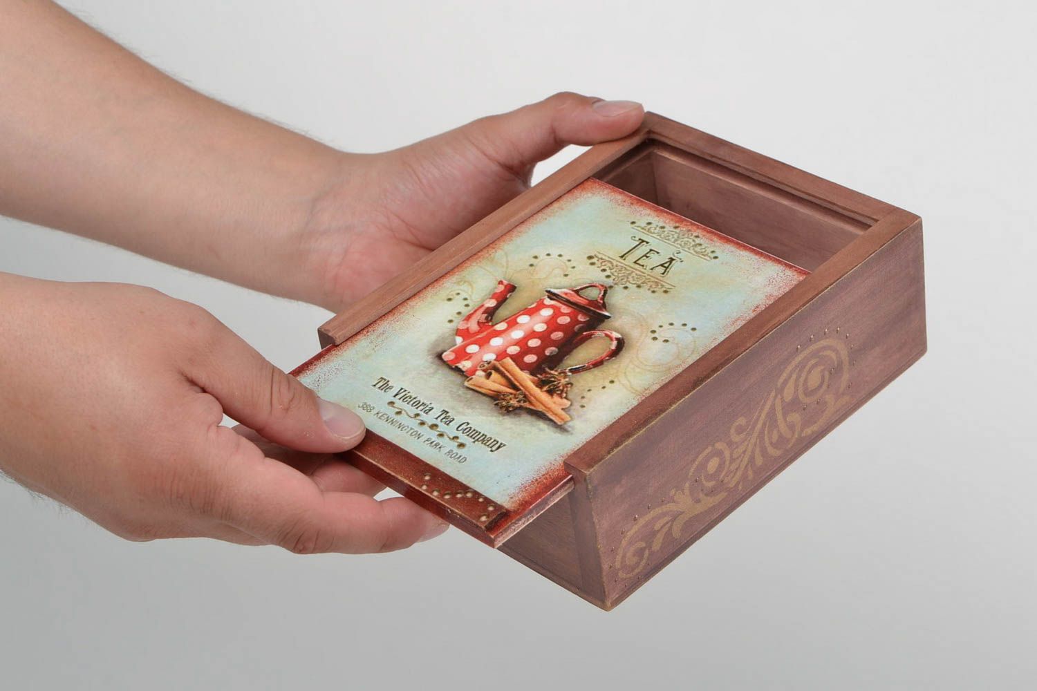 Caja de té decorada según la técnica de decoupage hecha a mano de madera foto 2