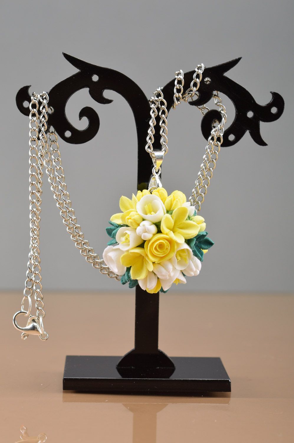 Gelber handgemachter Anhänger aus Ton mit Blumen an Kette originell wunderbar foto 4