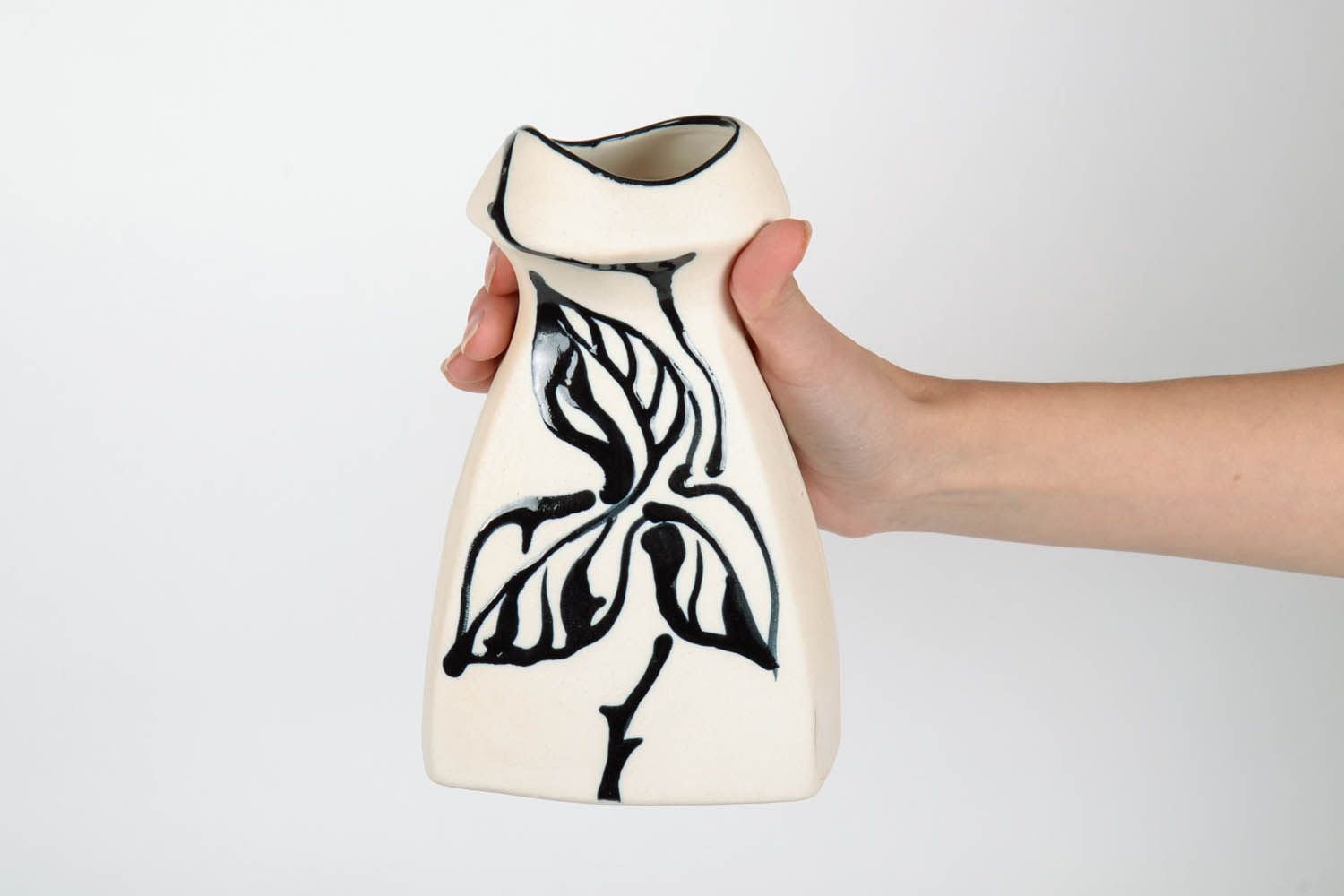 Vase blanc en céramique fait à la main photo 2