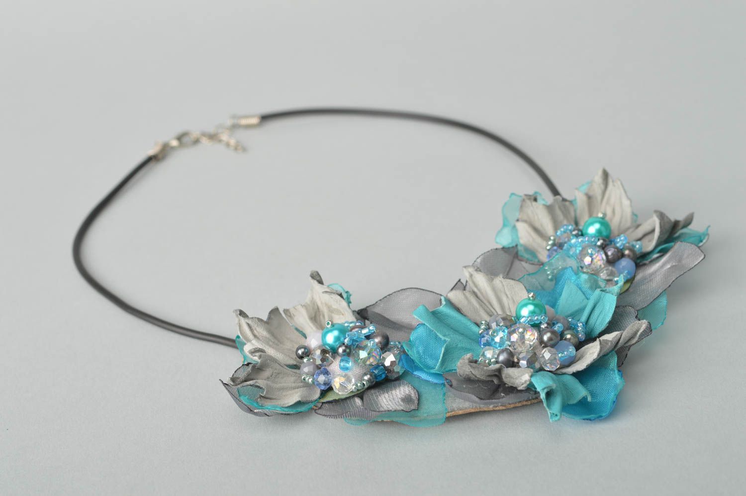 Кожаное колье подарок ручной работы массивное ожерелье сине серое из трех цветов фото 2