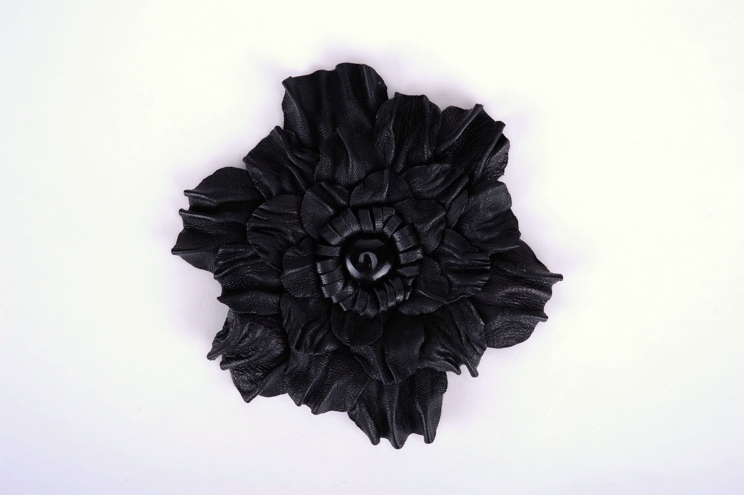 Brooch made ​​of 100 natural leather in the form of a flower photo 1