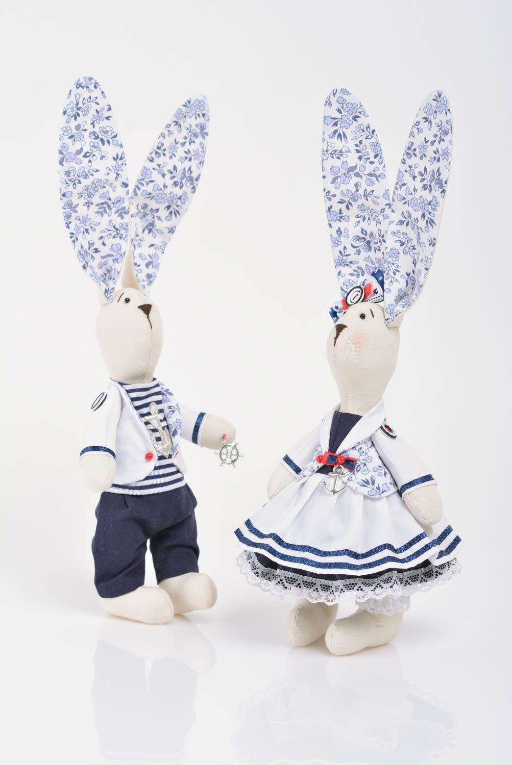 Deux poupées en tissu faites main originales décoratives Hase et Lièvre marins photo 1