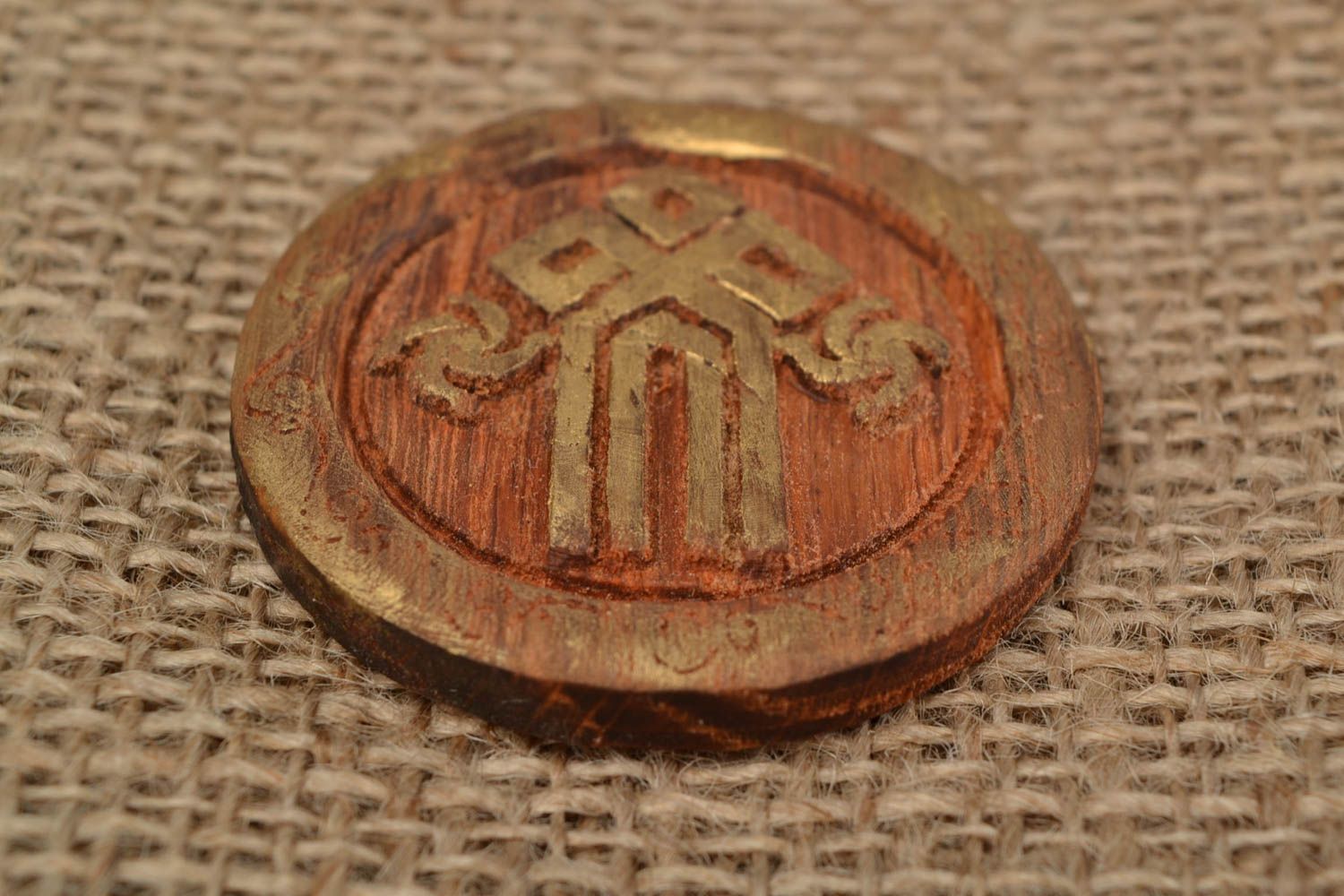 Petit talisman en bois d'acacia avec symbole slave Tchour fait main rond photo 1