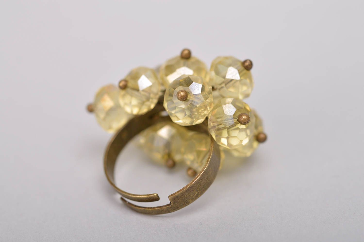 Желтое кольцо из бусин с регулируемым размером аксессуар ручной работы фото 3