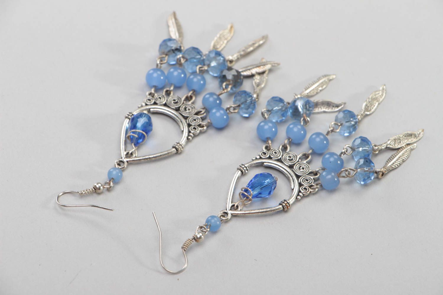 Висячие женские серьги ручной сборки с голубыми и синими стеклянными бусинами фото 4