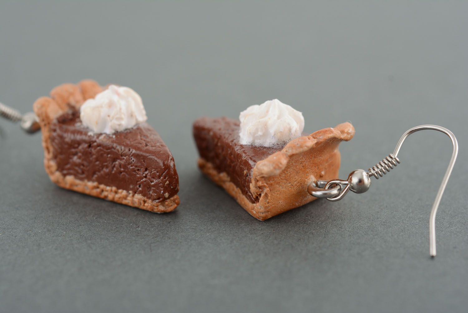Boucles d'oreilles en argile polymère faites main Gâteau au chocolat accessoire photo 2