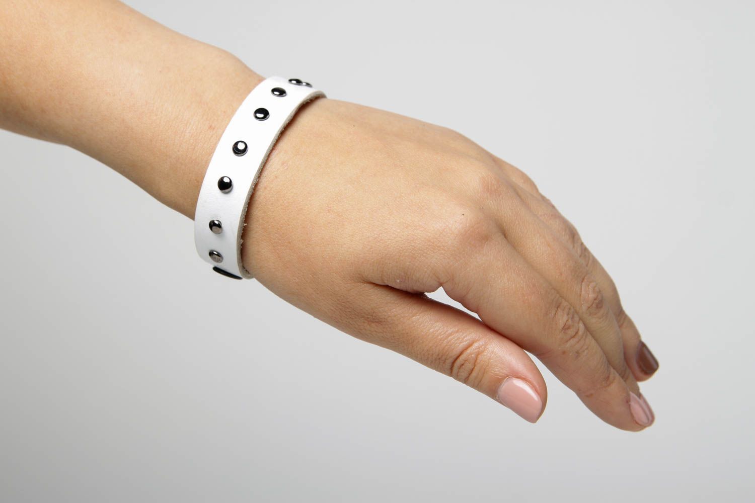 Handmade weißes Armband aus Leder Designer Schmuck Accessoire für Frauen  foto 2