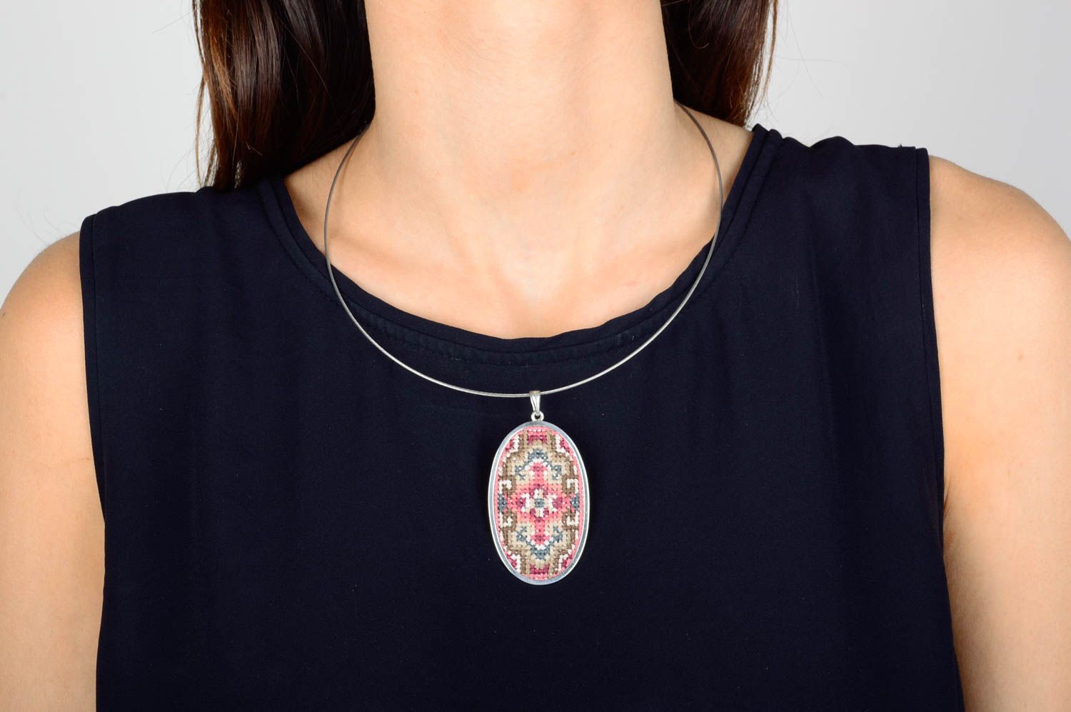 Pendentif argent Bijoux fait main ovale brodé Accessoire femme rose design  photo 2