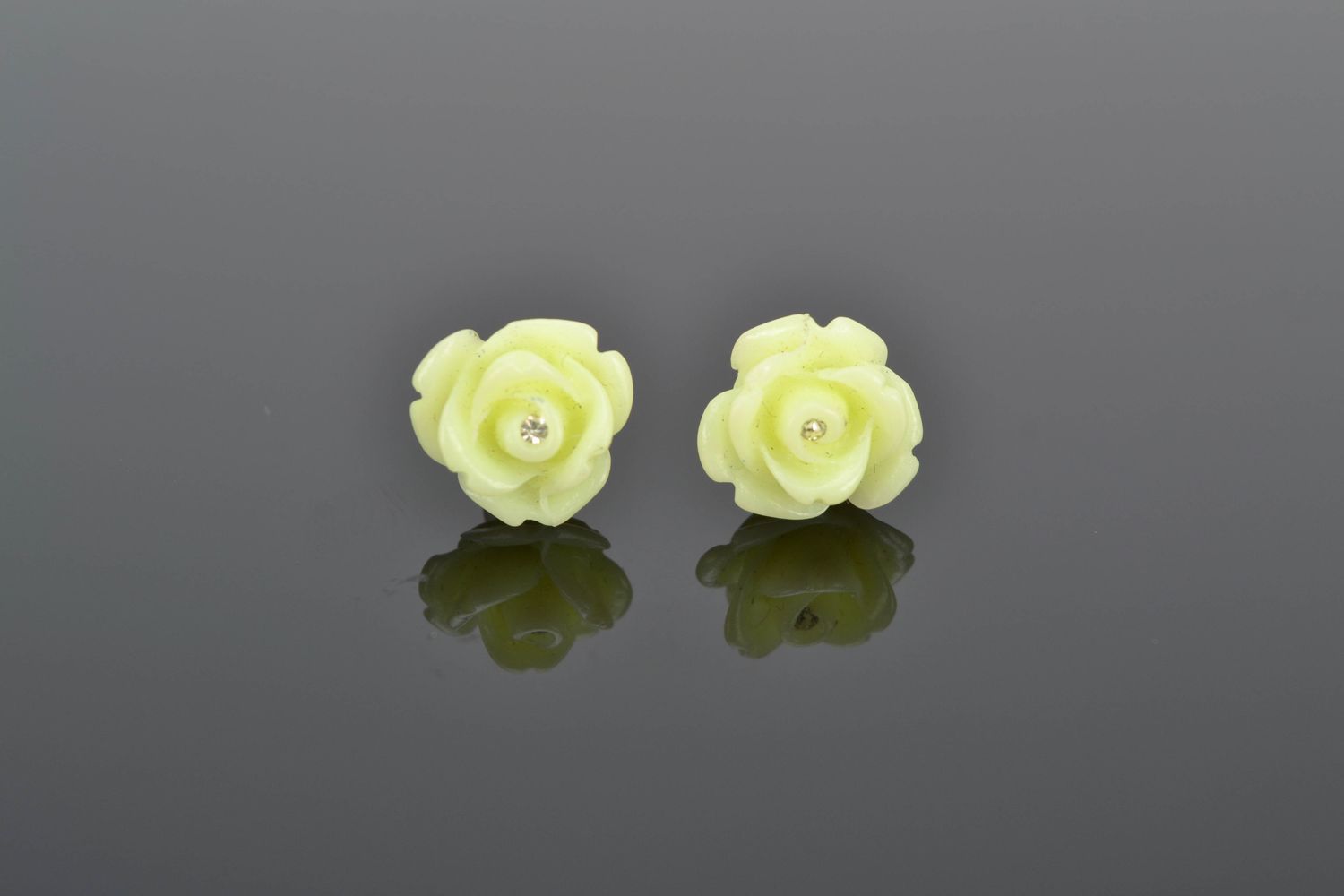 Серьги-гвоздики из полимерной глины в виде лимонных роз фото 3