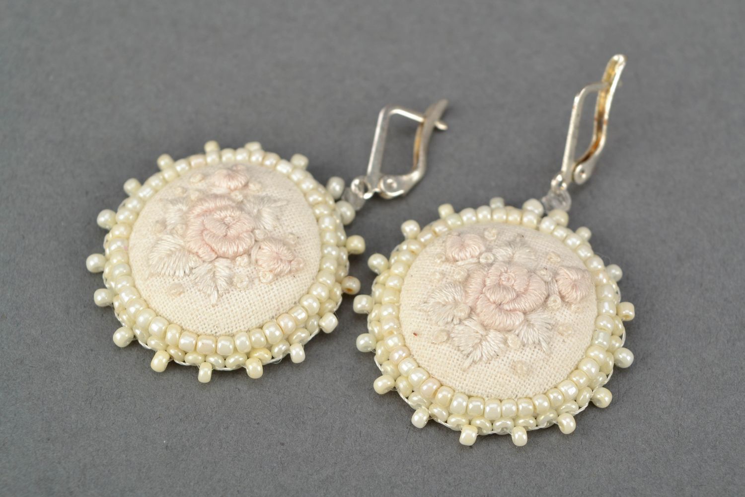 Round satin stitch embroidered earrings White Roses photo 4