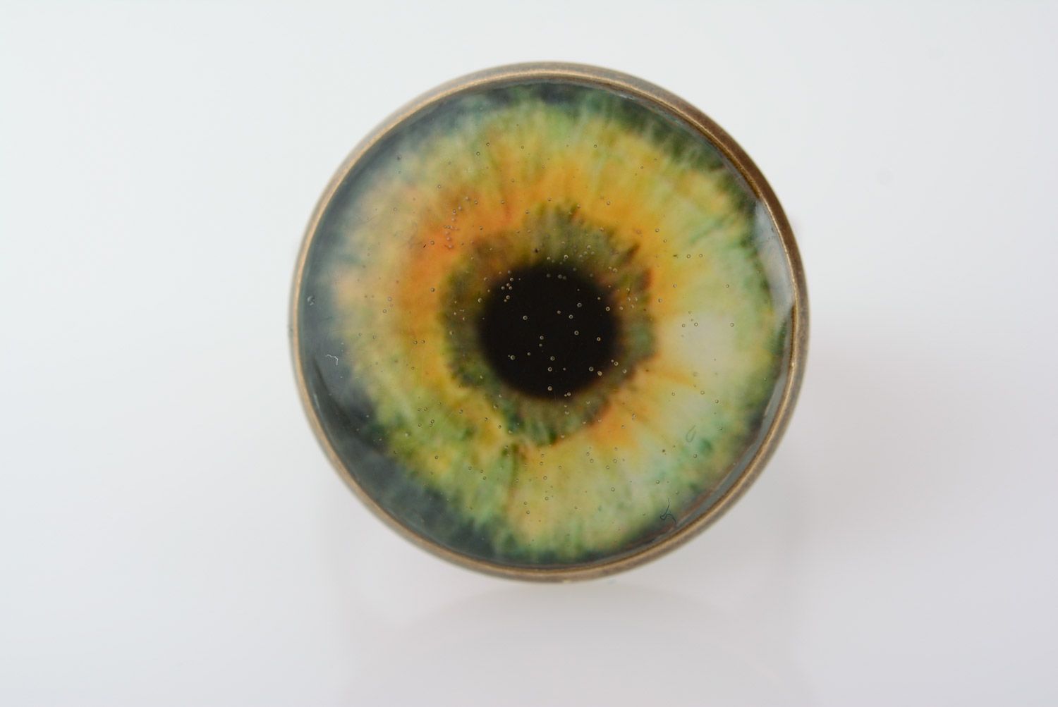 Runder handgemachter Ring aus Epoxidharz mit Blume in Form der Pupille und der Iris des Auges foto 2