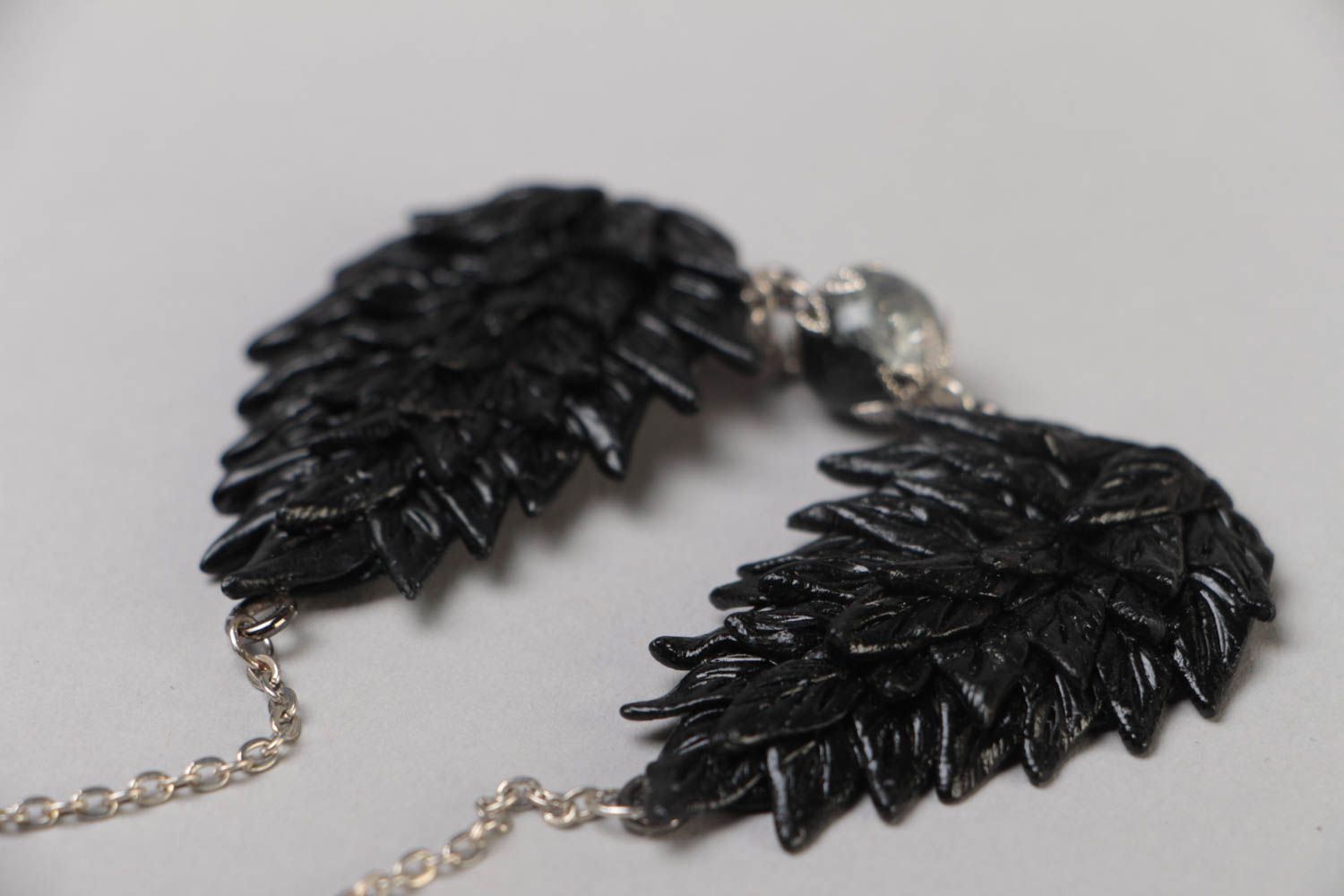 Schwarzes Collier mit Flügeln aus Polymerton an Metall Kette handmade Schmuck  foto 4