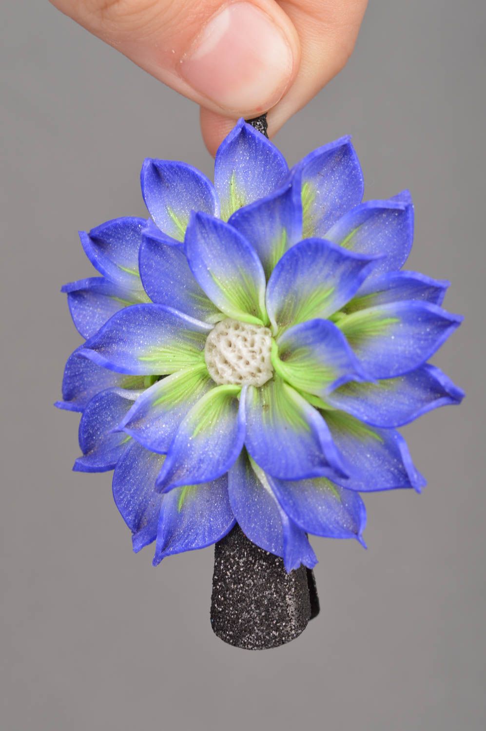 Grande pince à cheveux avec fleur bleue en pâte polymère et métal faite main photo 2