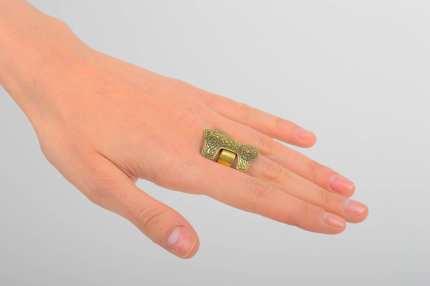 Кольцо ручной работы интересное кольцо из латуни украшение из металла Молот Тора фото 2