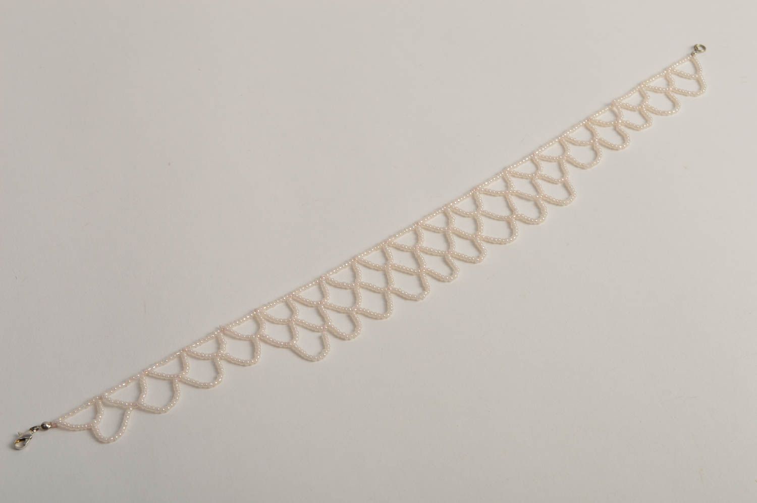 Белое украшение ручной работы ожерелье из бисера нежное колье из бисера фото 4
