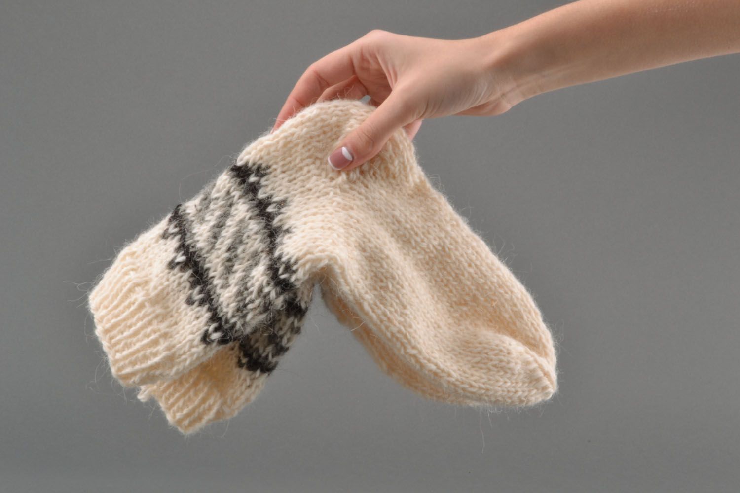 Calcetines de lana tejidos a mano de color blanco	 foto 5