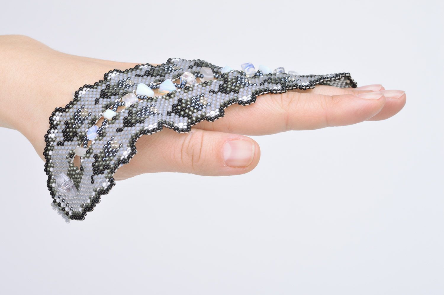 Geflochtenes künstlerisches breites Armband aus Glasperlenfür Frauen Handarbeit  foto 3
