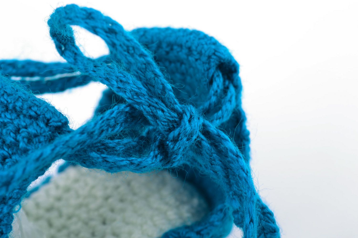 Вязаные пинетки сандалики для мальчика синие на завязках маленькие ручной работы фото 3