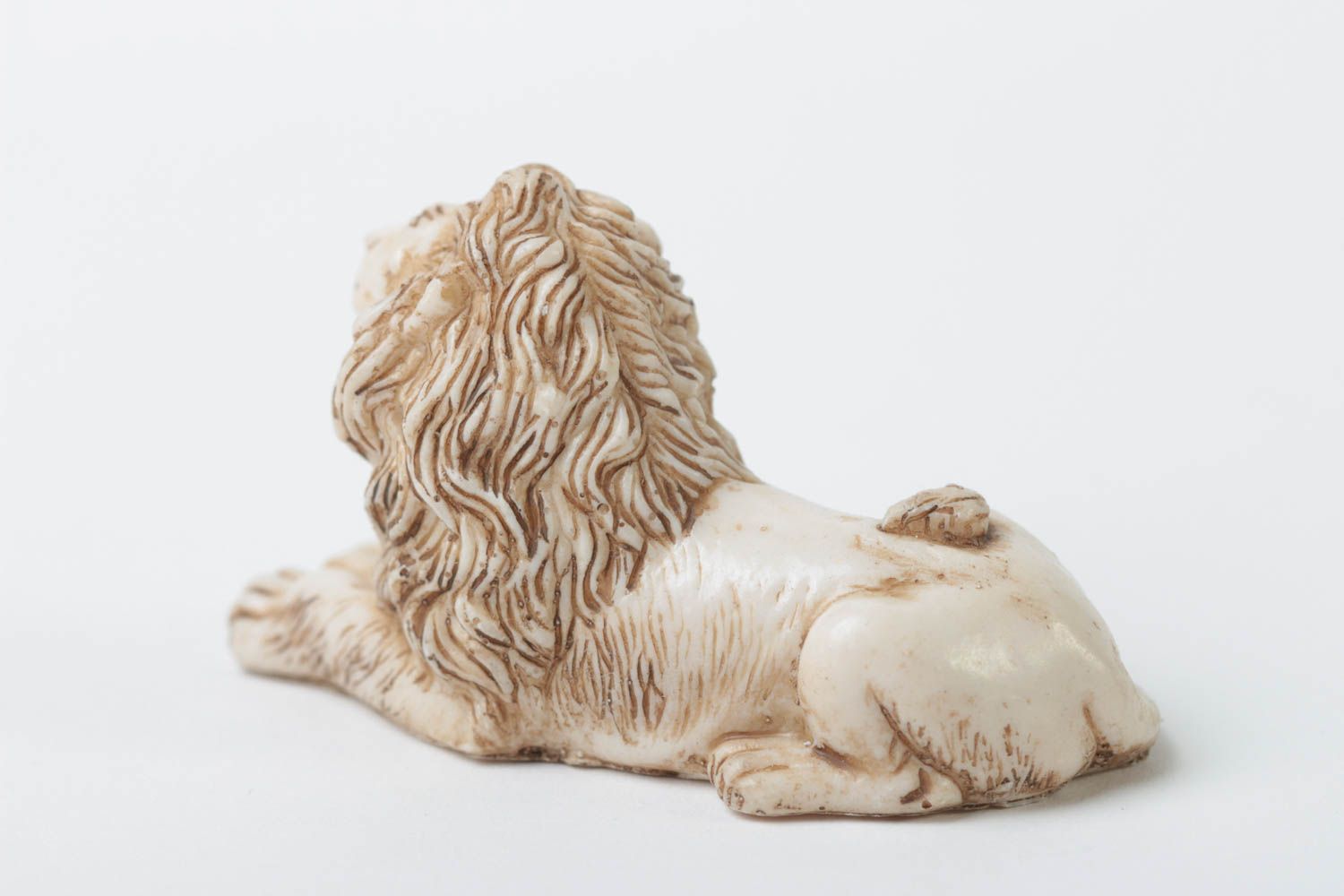Миниатюрная статуэтка из полимерной смолы в виде лежащего льва ручной работы фото 4