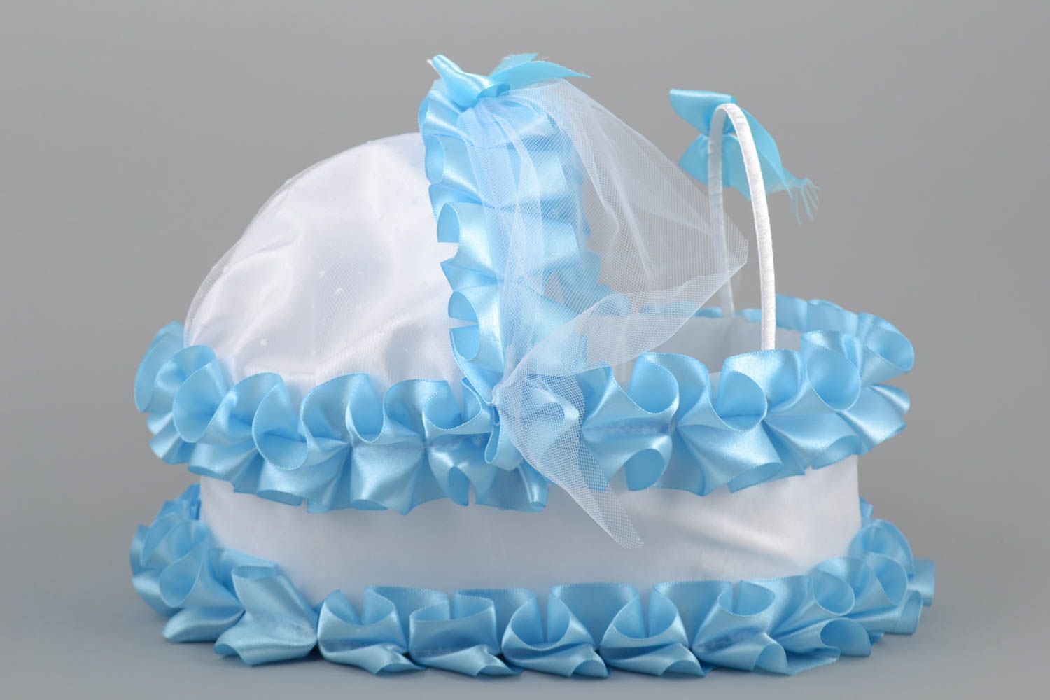 Joli accessoire pour mariage urne blanc bleu faite main en satin et tulle photo 3