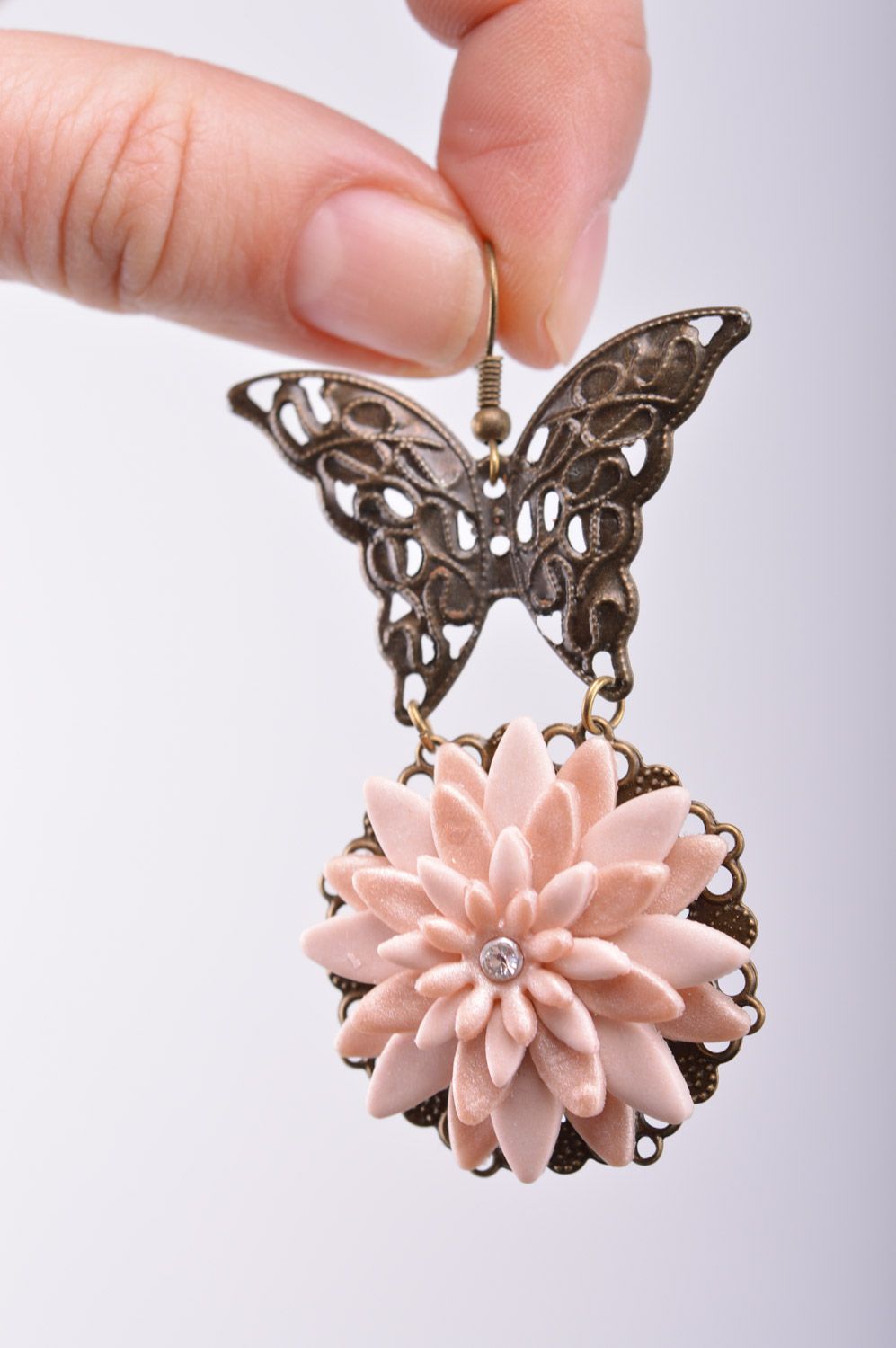 Серьги из полимерной глины ручной работы с подвесками астры на бабочках женские фото 1