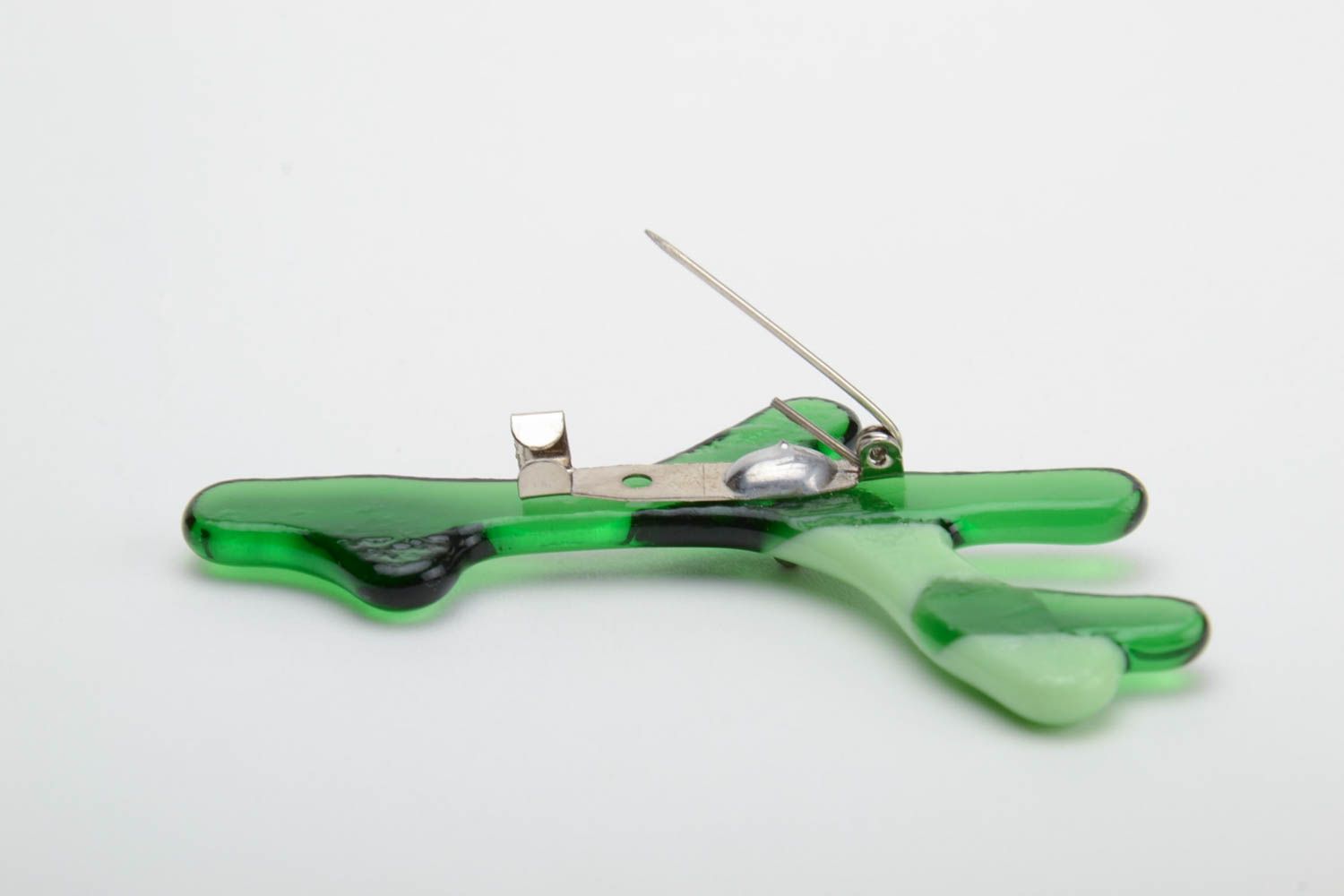Стеклянная брошь в технике фьюзинг ручной работы в виде зеленой веточки фото 3