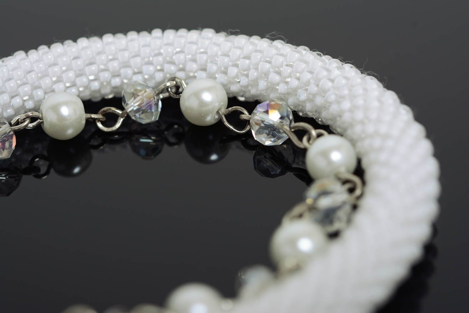 Elegant beautiful handmade white beaded bracelet with pearl-like beads photo 2