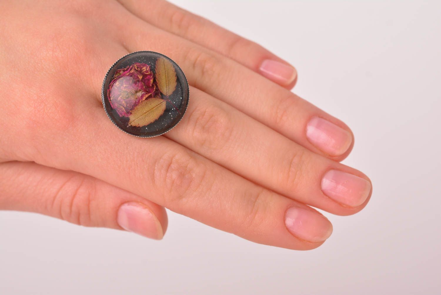 Bague noire avec fleur de rose Bijou fait main original Cadeau pour femme photo 3