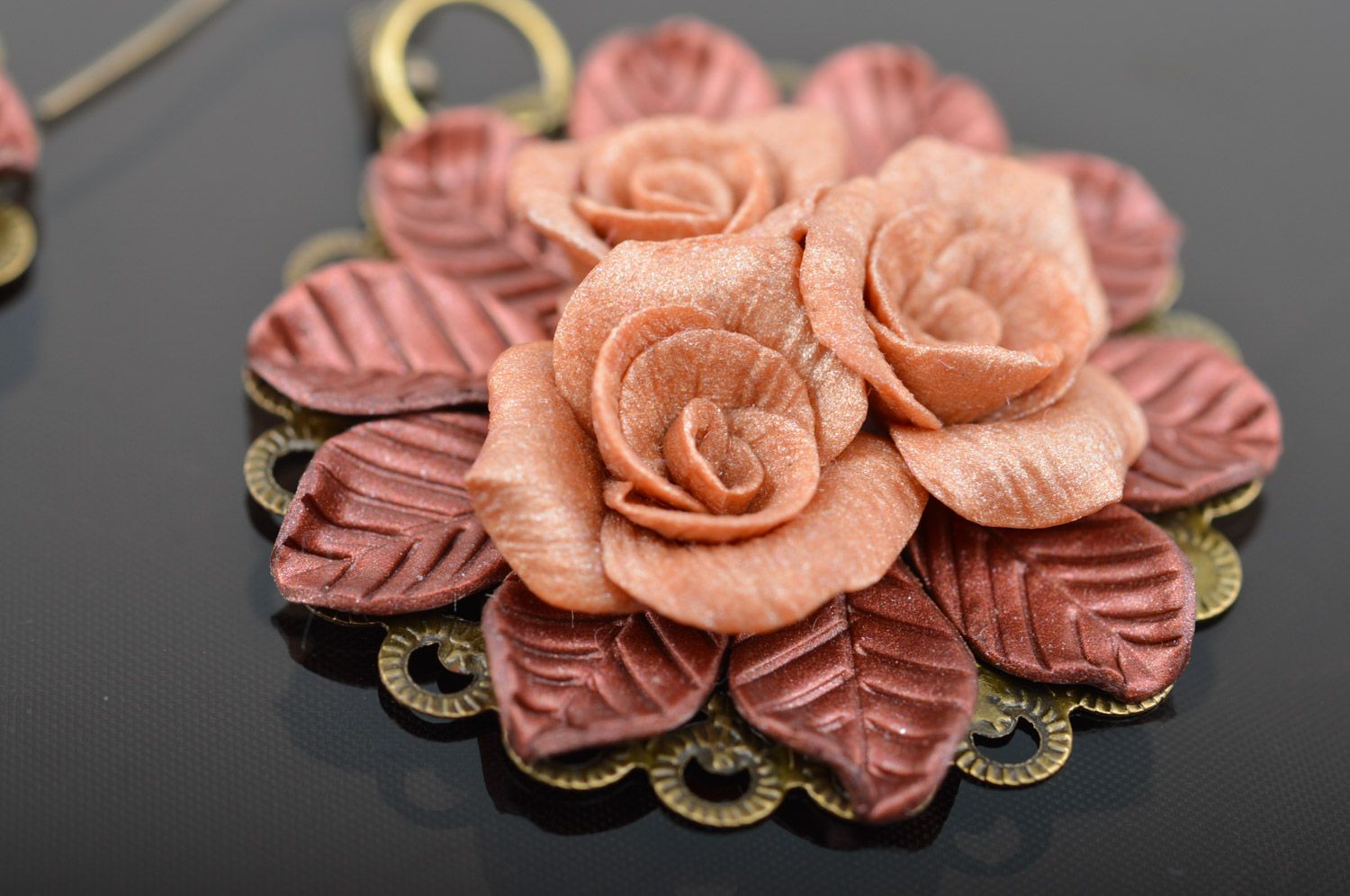 Круглые серьги из полимерной глины с розами ручной работы в винтажном стиле фото 5