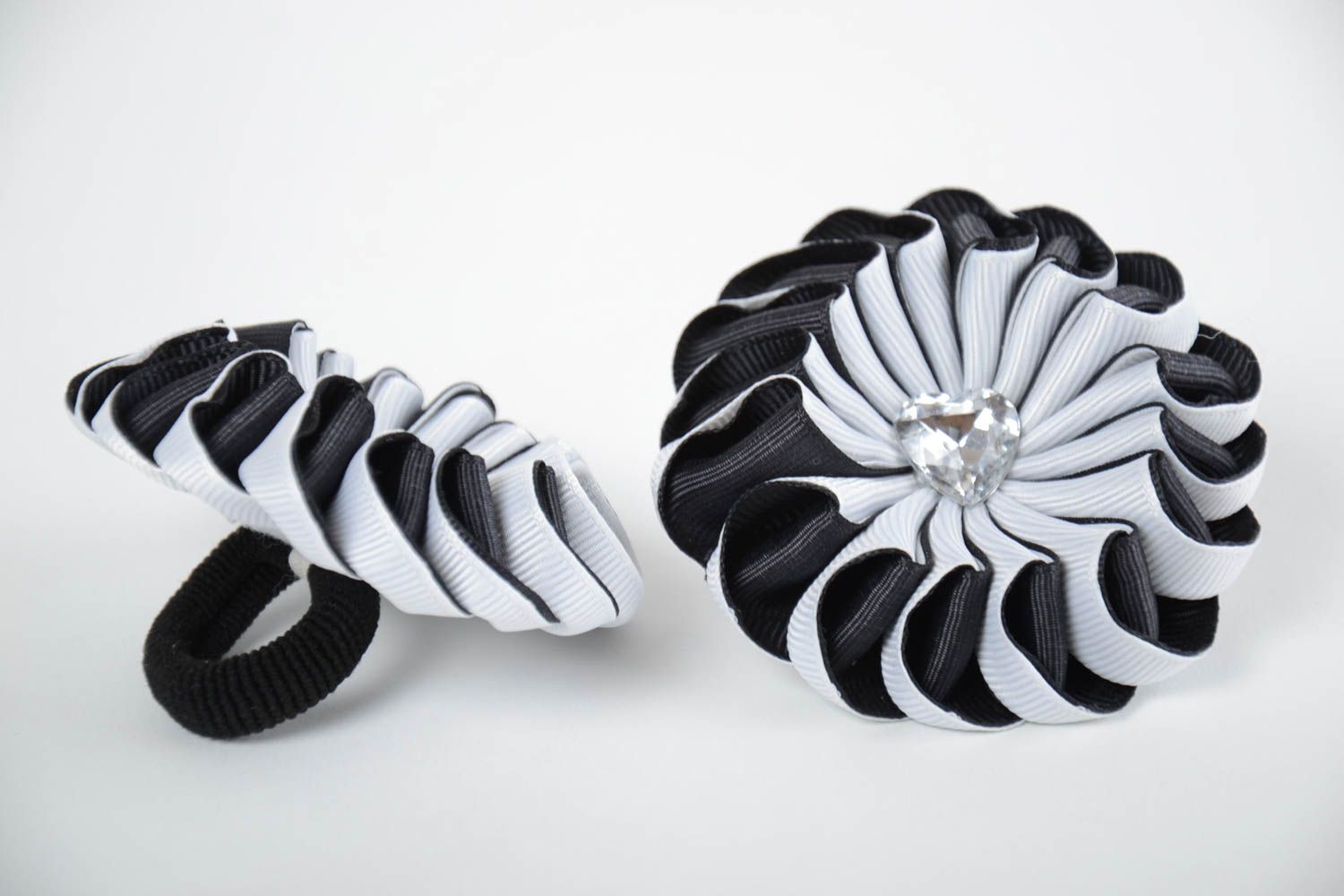 Ensemble d'élastiques à cheveux noir blanc fleurs en satin faits main 2 pièces photo 2
