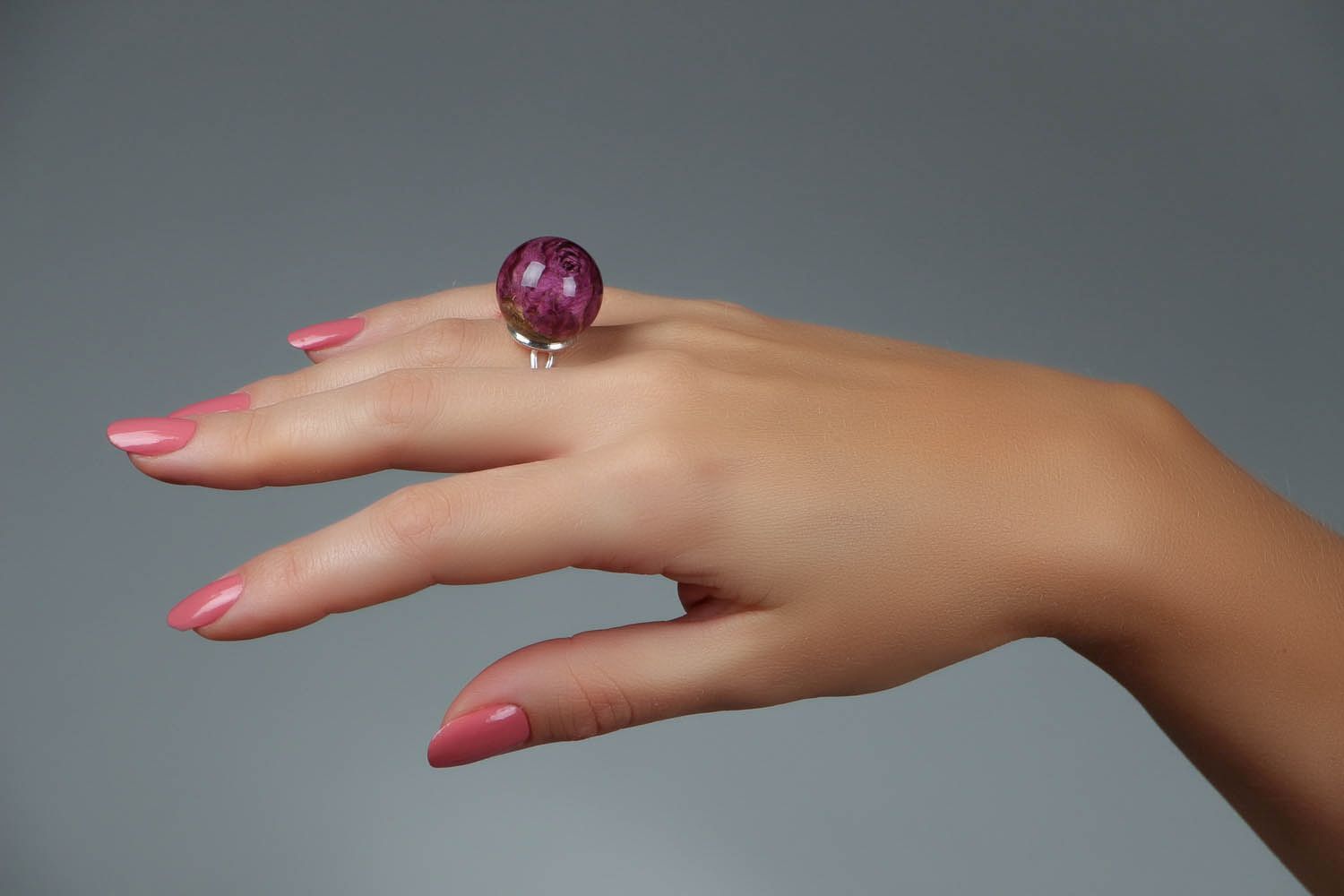 Кольцо с эпоксидной смолой и розой фото 5