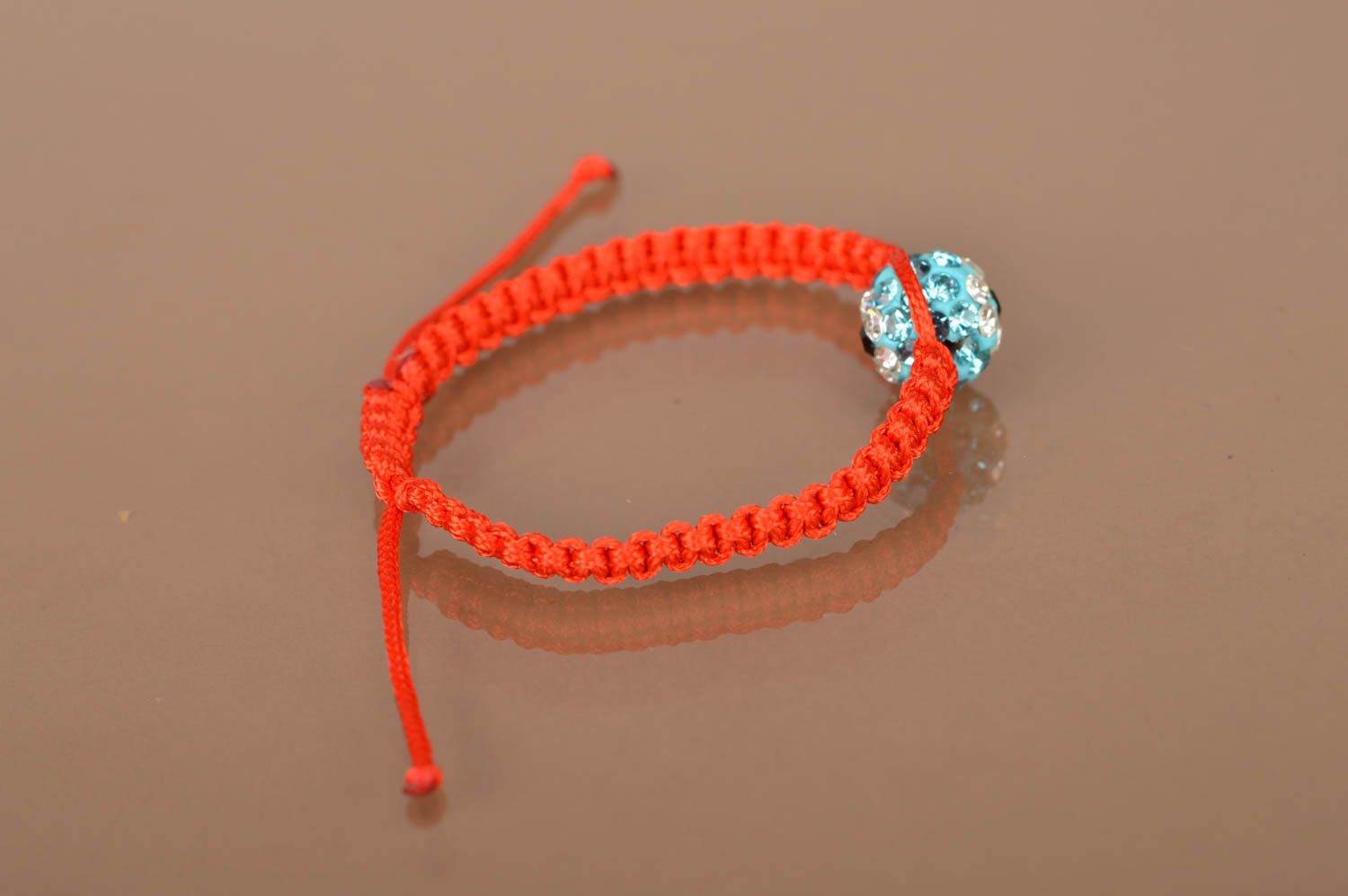 Красный плетеный тонкий браслет ручной работы из вощеной нити Цветочек фото 4