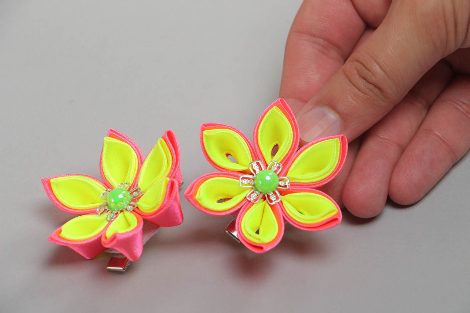 Set of bright handmade kanzashi flower hair clips for children 2 pieces photo 5