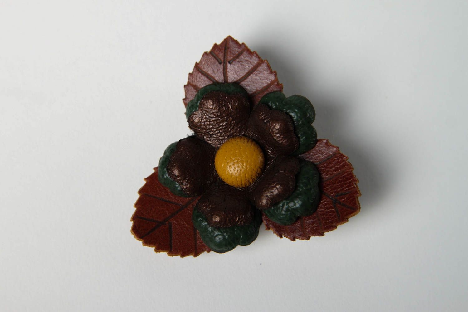 Broche Barrette en cuir faite main fleur marron design Accessoire femme photo 3