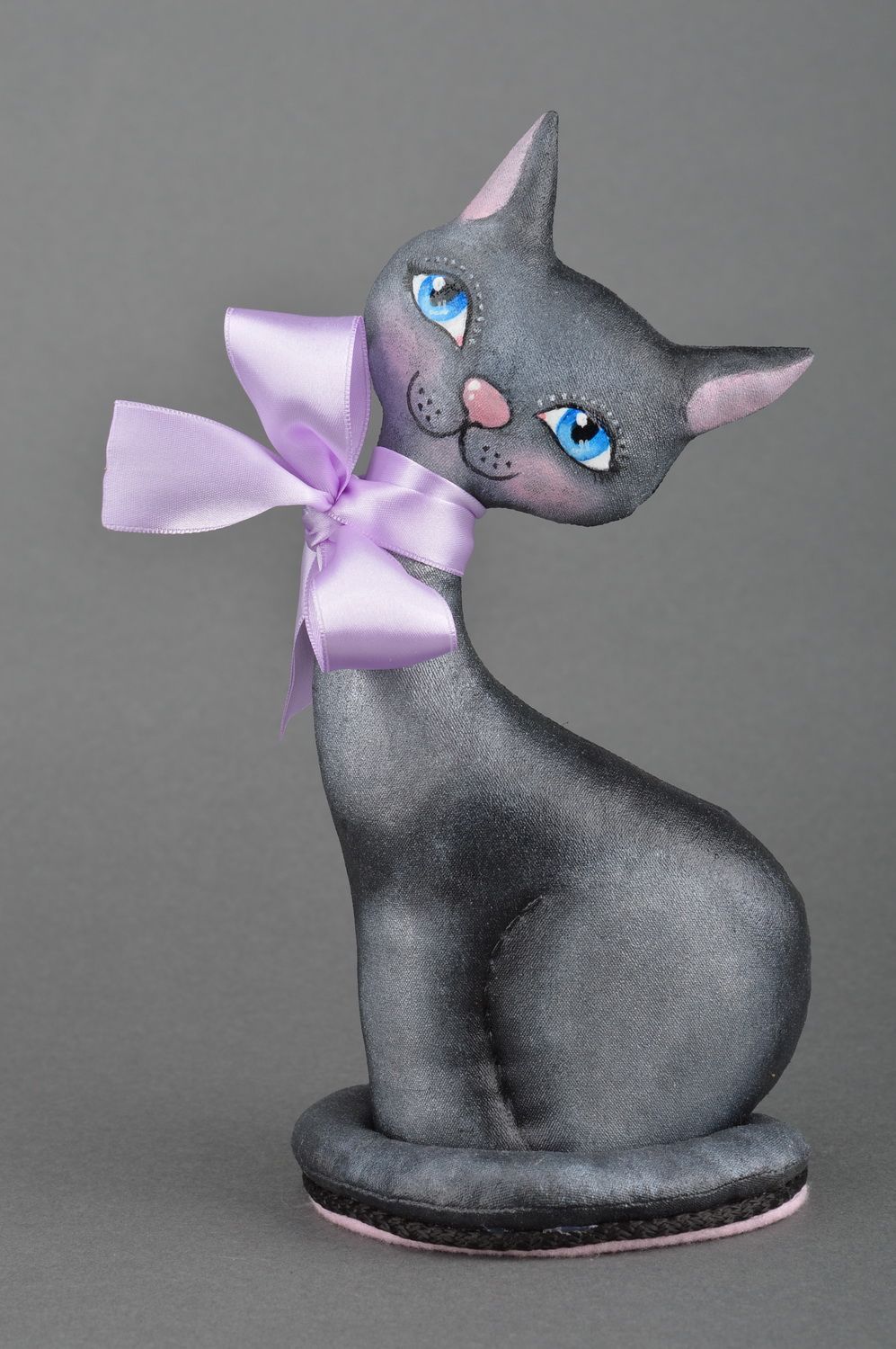 Handmade künstlerisches Kuscheltier Katze aus Stoff mit Schleife für Interieur foto 2