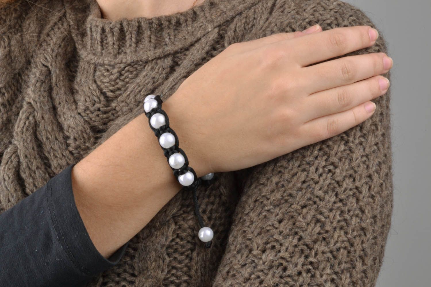 Bracelet tressé avec perles de verre noires photo 1