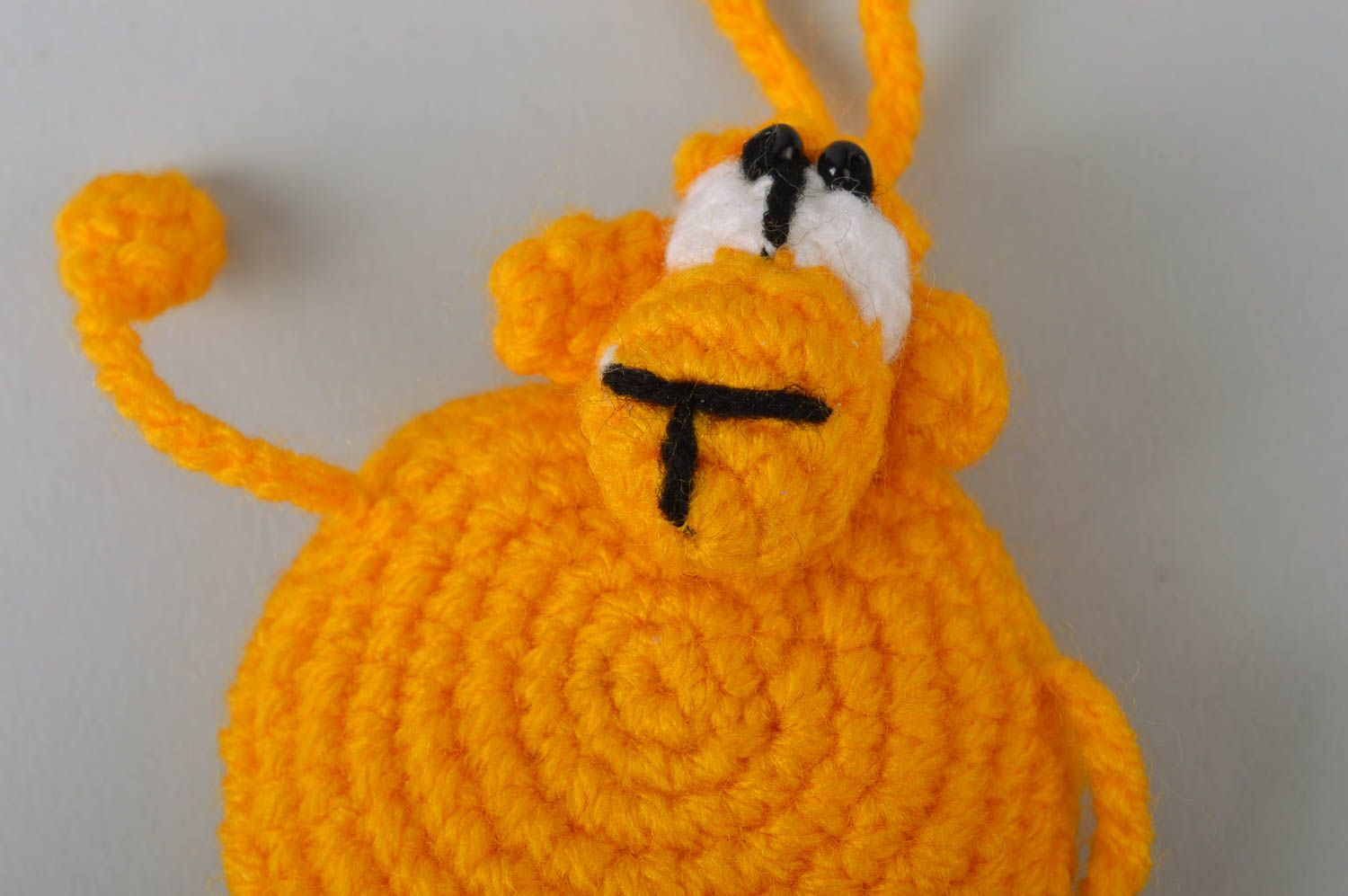 Jouet à suspendre petit Mouton joyeux jaune tricoté au crochet fait main photo 4