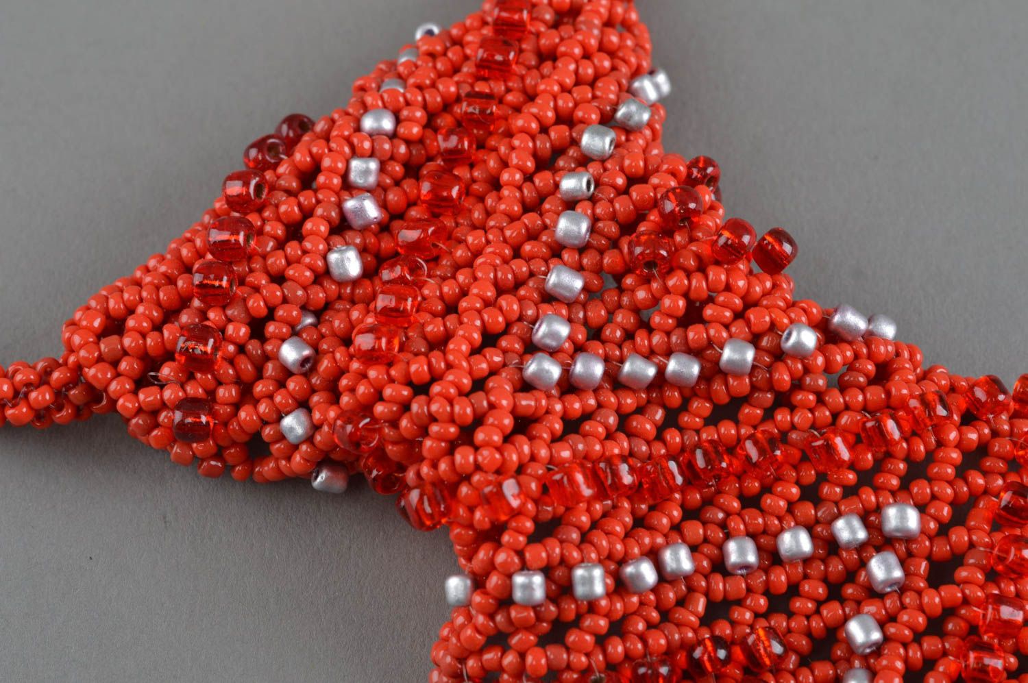 Collier avec grand pendentif cravate en perles de rocaille fait main rouge photo 3