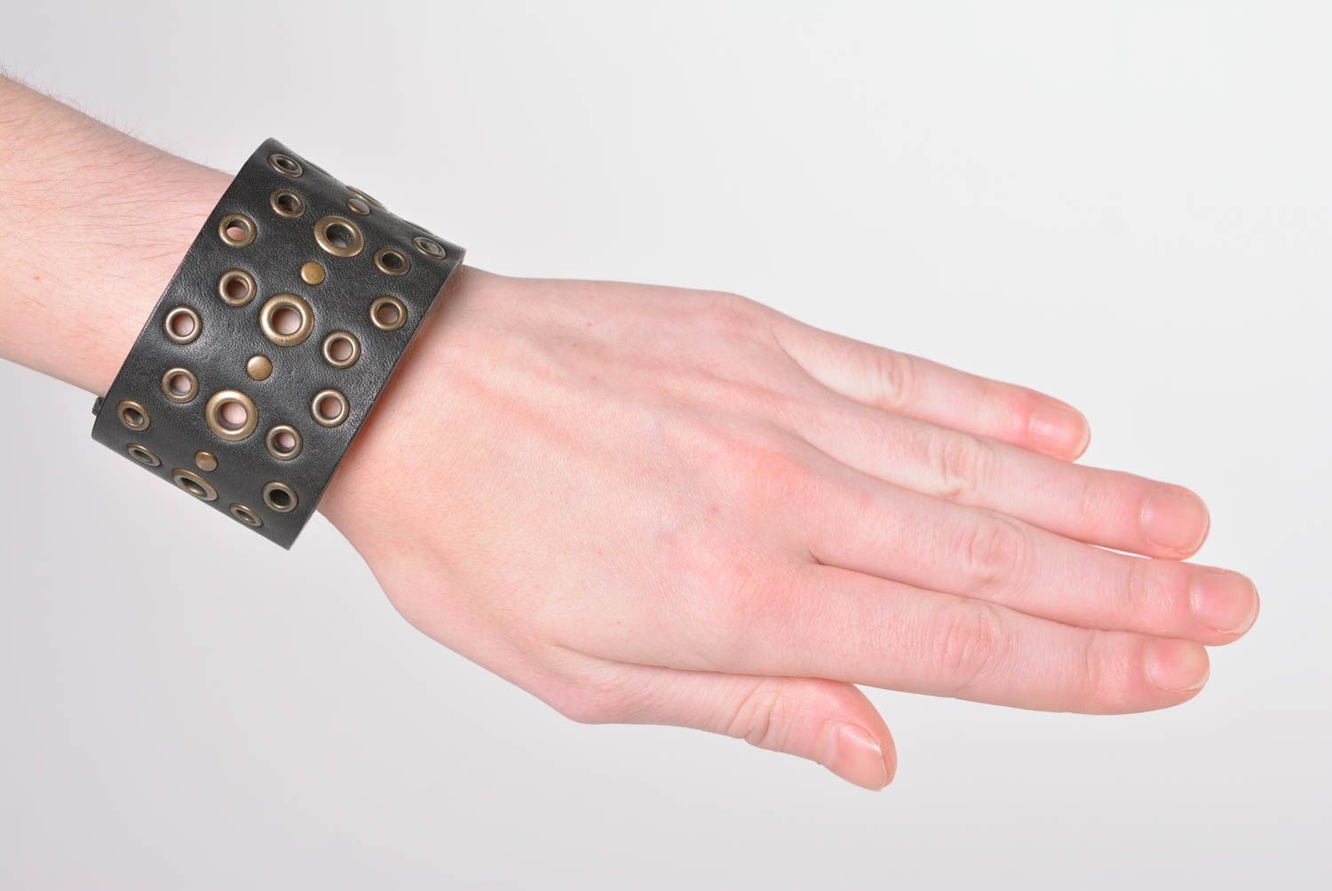 Bracelet en cuir fait main Bijou de main large noir Accessoire pour femme photo 1