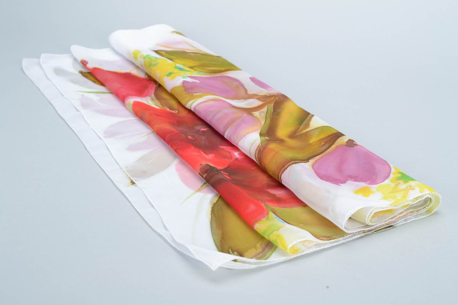 Легкий шифоновый шарф с цветами расписанный батиком аксессуар ручной работы   фото 2