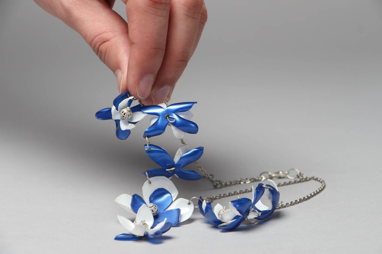 Plastic flower necklace with chain photo 4