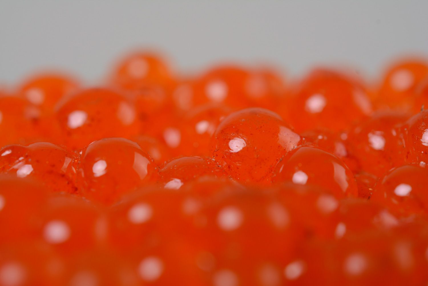 Dekorativer Kühlschrankmagnet aus Polymerton Belegtes Brötchen mit Kaviar foto 4