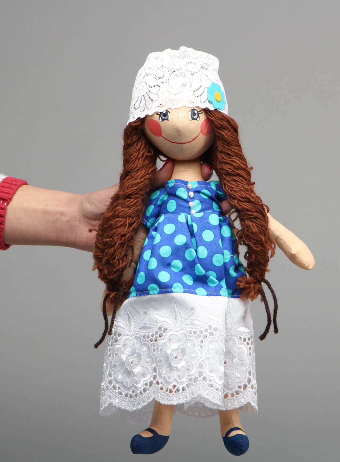 Тканевая игрушка ручной работы в виде куклы фото 4