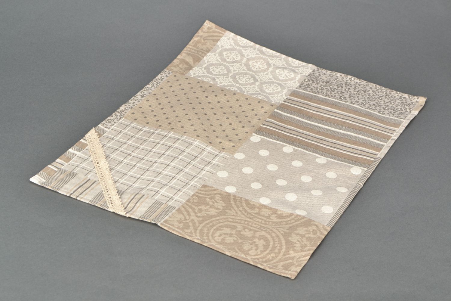 Napperon décoratif carré en coton beige et gris de style patchwork fait main photo 4